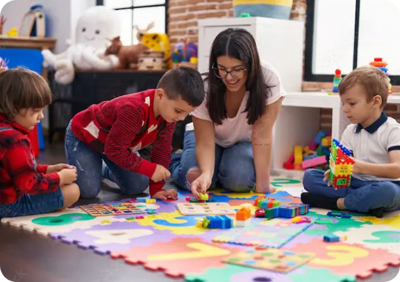 Kinder gemeinsam auf dem Zahlen-Teppich am Spielen
